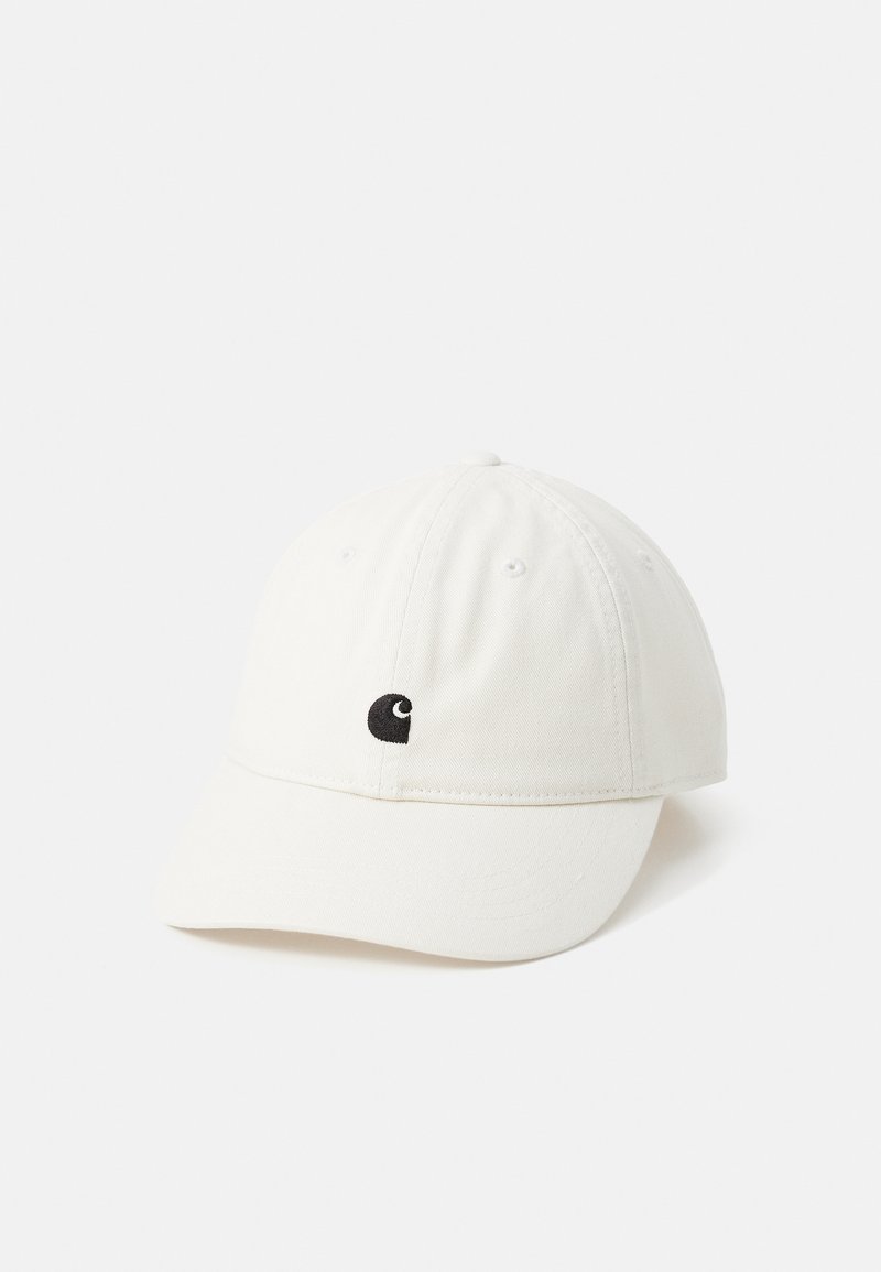 Hvit bomullsbasketcaps med buet skjerm, som har en liten svart brodert logo på forsiden og synlig sømdetalj på toppen.