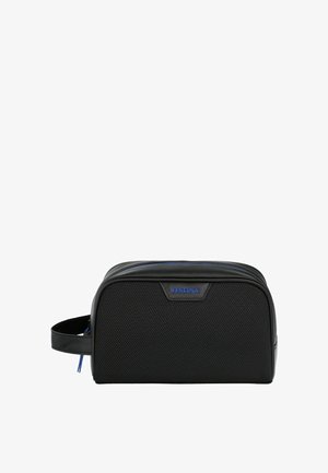 Zwarte rechthoekige toilettas met gestructureerde voorkant, een zijhandvat, blauwe ritsen trekker en "Festina" logo op het voorpaneel.
