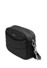 Černá prošívaná crossbody taška ze syntetické kůže s metalovým zipem a řetízkovým akcentem. Kompaktní obdélníkový tvar s nastavitelným popruhem.