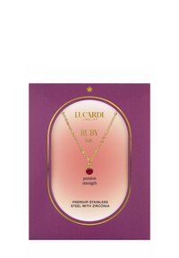 Ruby Anhänger-Halskette aus vergoldetem Edelstahl. Mit einem runden roten Zirkonia-Stein. Präsentiert in einer lila und rosa Box.