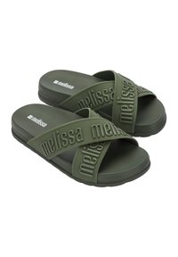 Infradito in gomma verde con cinturini incrociati e logo in rilievo. Suola spessa con battistrada testurizzato per una buona aderenza. Design piatto, senza tacco.