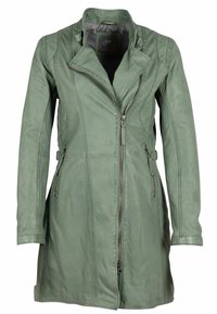 Groene leren jasje met een getailleerd ontwerp, asymmetrische rits en zijzakken. Gladde textuur met verticale naaddetails.