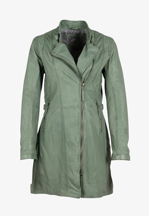 Groene leren jasje met een getailleerd ontwerp, asymmetrische rits en zijzakken. Gladde textuur met verticale naaddetails.