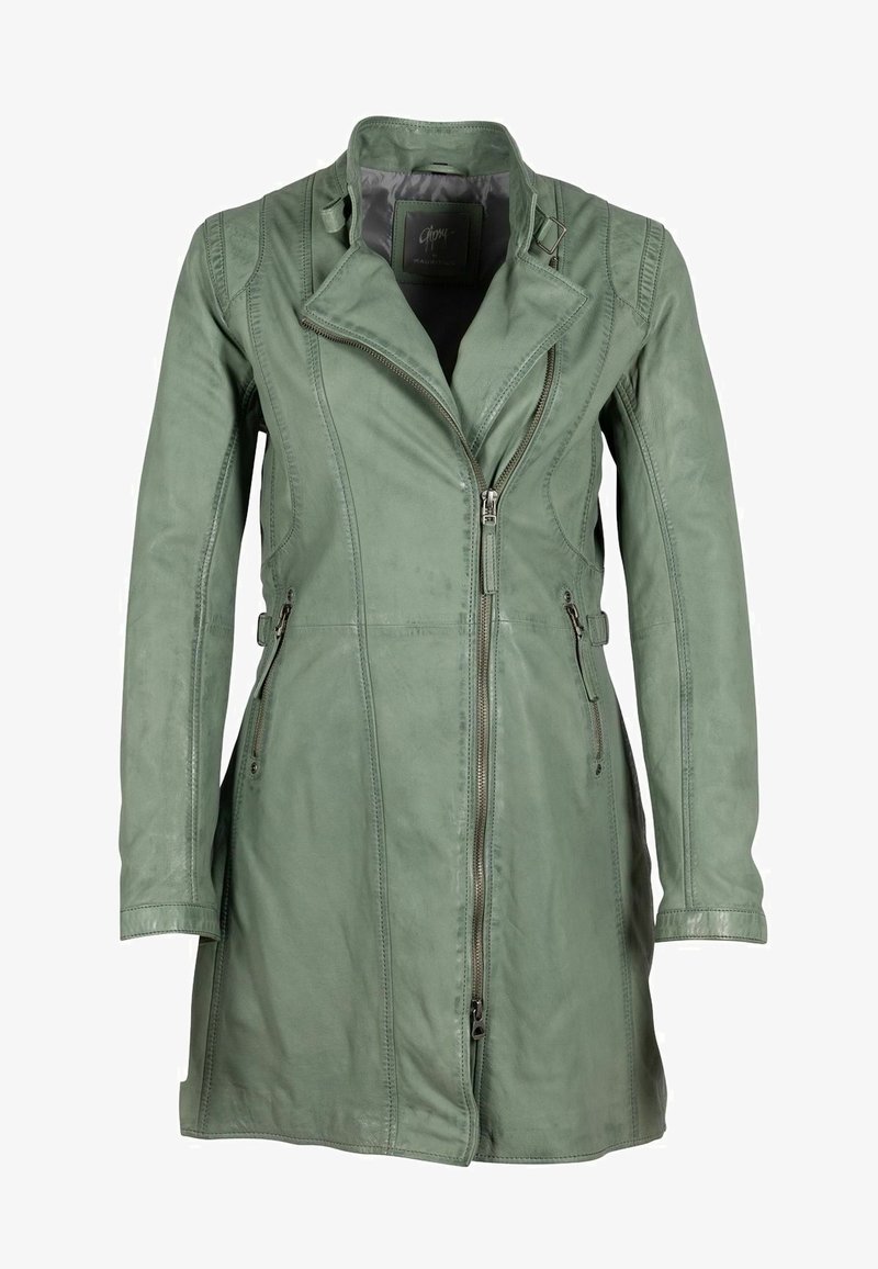 Giacca in pelle verde con un design aderente, zip asimmetrica e tasche laterali. Texture liscia con dettagli di cucitura verticale.