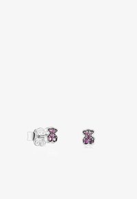 Pendientes de botón de plata de ley que presentan un diseño de elefante y oso, adornados con piedras preciosas rosas, acabado brillante y textura suave.