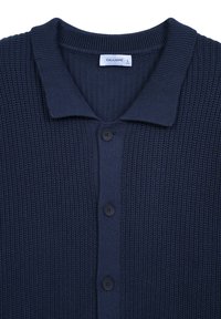 Cardigan lavorato a maglia blu navy con colletto, dotato di cinque bottoni neri davanti e un motivo in tessuto a trama.