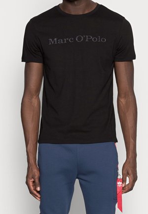 Czarny bawełniany t-shirt z krótkim rękawem z logo "Marc O'Polo" w ciemnoszarym kolorze na piersi. Okrągły dekolt i gładka tekstura.