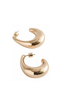 Guldtonade metallörhängen med en böjd design och en slät, reflekterande yta samt en studspänning.