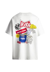 Witte katoenen t-shirt met verschillende kleurrijke race-logo's en patches, waaronder "RBR" en "Red Bull Racing," op de rug.