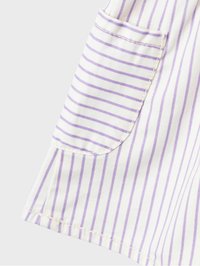 Tessuto a righe con sottili linee viola e bianche, dotato di tasca. Il materiale appare morbido con una texture leggera. Dettaglio di orlo pulito.