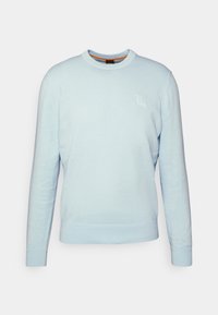 Jasnoniebieski sweter z okrągłym dekoltem, długimi rękawami i małą, kwadratową łatą z logo na piersi. Wykonany z miękkiego, teksturowanego materiału.