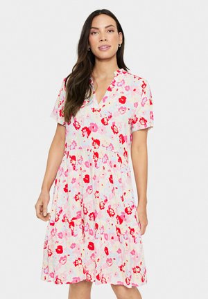 Bloemenjurk met korte mouwen in pastelkleuren en een V-hals. Heeft rode en roze bloemmotieven, een gelaagde rok en een ontspannen pasvorm.