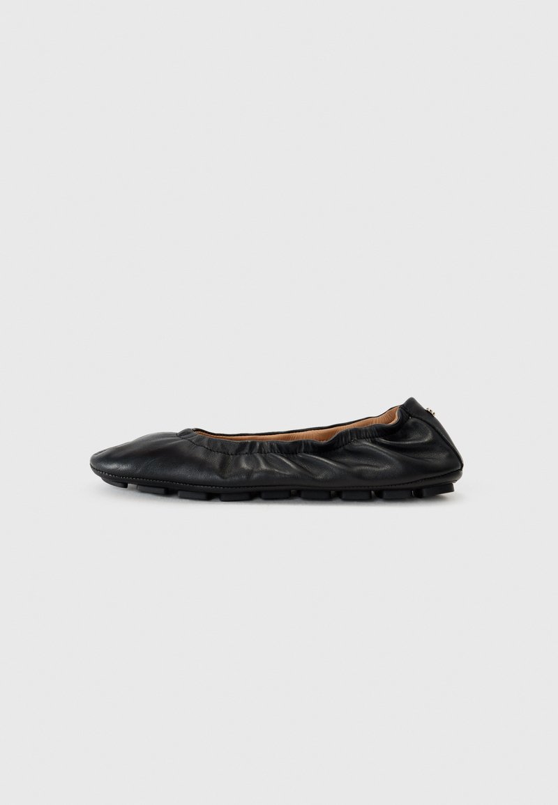 Sapatilha de ballet em couro preto com detalhes franzidos no colar, bico arredondado e sola de borracha flexível. Textura suave por todo o produto.