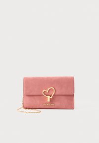Borsa in suede rosa con una chiusura a forma di cuore dorato e una catena. Presenta un flap pieghevole con il logo "LOVE MOSCHINO" nella parte anteriore.