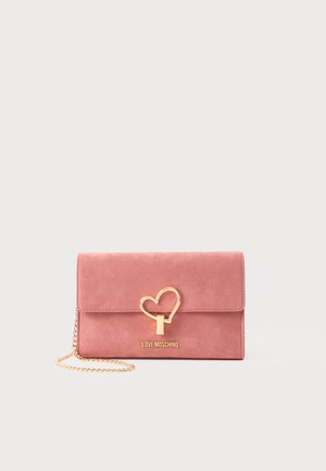 Ružičasta nubuk torbica s zlatnim kopčanjem u obliku srca i lancem. Sadrži preklop s logotipom "LOVE MOSCHINO" sprijeda.
