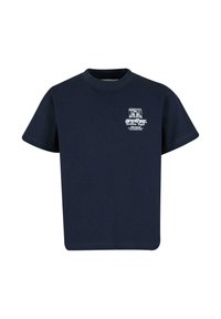 Camiseta de algodón azul marino de manga corta, con cuello redondo y estampado gráfico blanco que presenta un edificio y texto en el área superior izquierda del pecho.