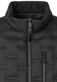 Sort quiltet jakke med høj krave, to synlige lodrette lynlåse og syede reflekterende detaljer på skuldrene og lynlåsene.