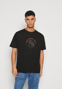 Makia URSUIT - Trükipildiga T-särk - black