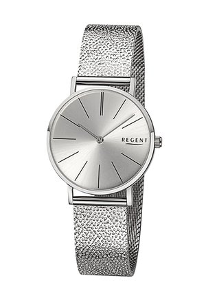 Montre argentée avec un cadran rond et minimaliste, bracelet en maille texturée et index linéaires. Nom de la marque "REGENT" affiché sur le cadran.