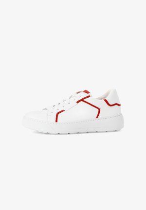 Witte sneaker met rode accenten, gemaakt van glad leer, low-top ontwerp, ronde neus en een getextureerde rubberen zool. Vetersluiting.