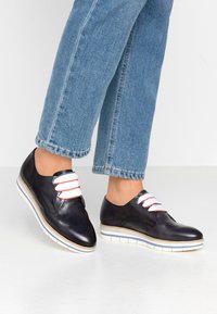 Marco Tozzi LACE UP - Sportlicher Schnürer - navy