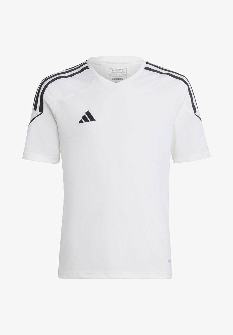T-shirt de sport blanc à manches courtes avec un col en V, présentant trois bandes noires sur chaque épaule et un logo Adidas noir sur la poitrine.