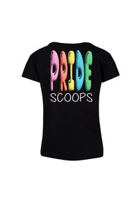 Mustapaita, jossa selässä on "PRIDE" värikkäissä, ylisuurissa, kiiltäville kirjaimilla ja "SCOOPS" valkoisessa, laatikkotekstissä.