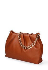 Borsa in pelle marrone con dettaglio arricciato e una catena dorata spessa, esposta su uno sfondo bianco.