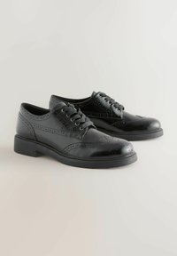 Mustad mustad nahast ülikonnakingad klassikalise brogue detailiga, ümmargune varvas, lamedad kummist tallad ja kuus nööri kinnitust.