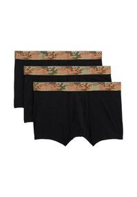 Pacco di boxer in tessuto nero con cinturino in vita camouflage e logo "GUESS" arancione. Tre pezzi, texture liscia, vestibilità regolare.