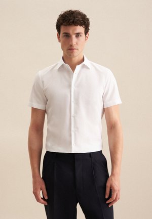 Witte korte mouwen shirt met een button-down kraag, met een gladde textuur en een getailleerde pasvorm, gecombineerd met donkere broeken.