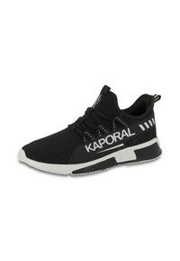 Baskets de sport noires avec un dessus en tricot texturé, accents blancs et marquage "KAPORAL". Elles disposent d'une semelle épaisse et de lacets pour un maintien sûr.