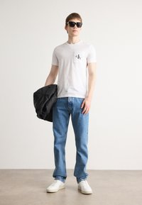Calvin Klein Jeans CORE MONOGRAM POCKET - T-shirt basic - bright white