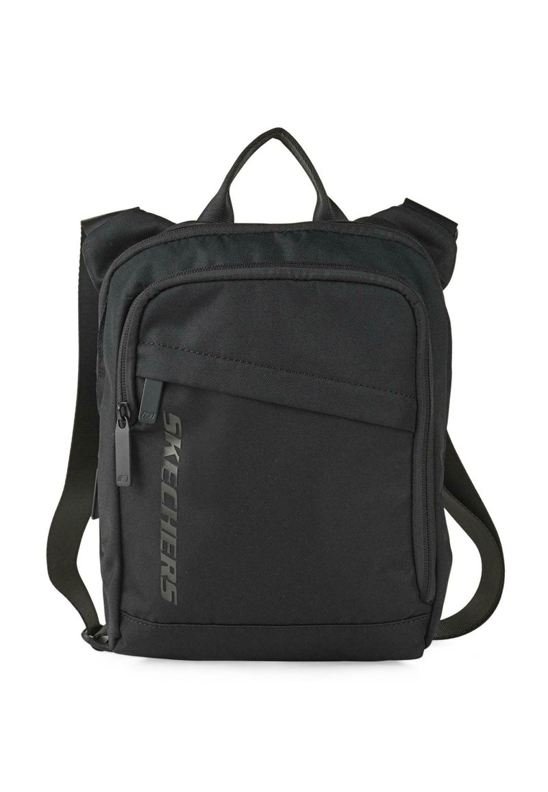 Mochila de tela negra con correas ajustables, asa superior, bolsillo frontal con cremallera y detalle de logo. Forma rectangular, textura duradera.