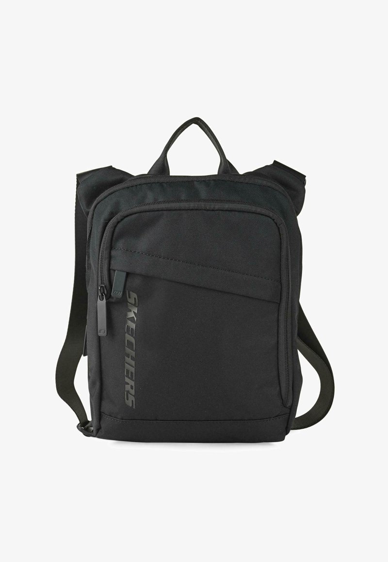 Mochila de tela negra con correas ajustables, asa superior, bolsillo frontal con cremallera y detalle de logo. Forma rectangular, textura duradera.