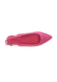 Pumper in suede rosa con cinturino, caratterizzato da una punta affilata, una texture liscia e un vivace rivestimento interno. Cinturino regolabile con chiusura in metallo.