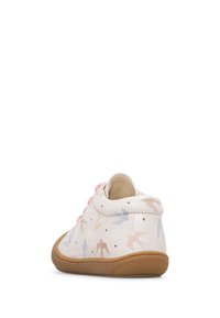 Sneakers bianchi per bambini con motivi di uccellini multicolori, lacci rosa, tessuto morbido e suola in gomma marrone. Punta arrotondata e design a taglio basso.