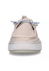 Sneaker rosa chiaro con tomaia in tessuto testurizzato, suola in gomma bianca e dettagli blu sui lacci elastici. Design minimale con punta tonda.