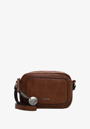 Bruine leren schoudertas met gevlochten stiksel, zilveren hardware, een afneembare schouderriem en een reliëflogo aan de voorkant.