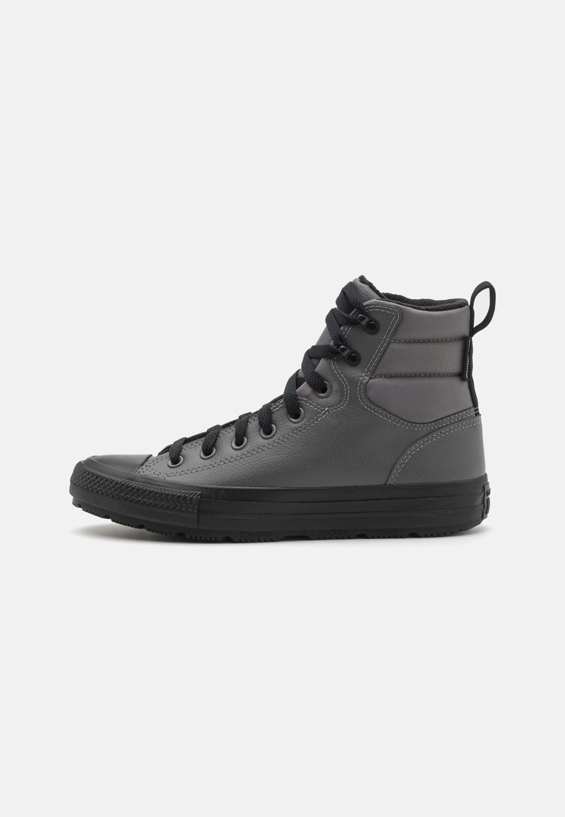 Høye sneakers i grått syntetisk materiale, med sort gummisåle, kontrasterende lisser og en teksturert overflate på overdelen.