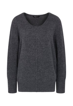Suéter gris de punto con un escote amplio en forma de barco, mangas largas y un corte relajado. Textura suave con un patrón sutil. Sin herrajes visibles.
