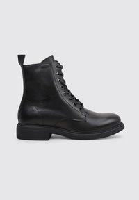Bottes de cheville en cuir noir au fini lisse, avec un design à lacets et une semelle présentant un léger talon. Comprend une languette pour un enfilage facile.