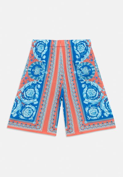 Modri in koralni kratki hlače z vzorci, ki vključujejo natančne cvetlične motive, okrasne robove in sproščen kroj iz lahkega blaga.