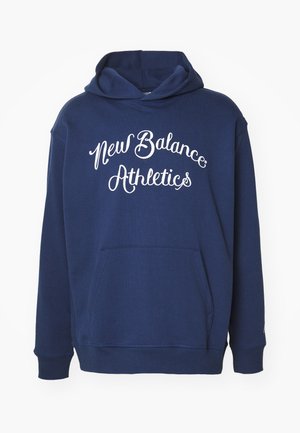 Sötétkék kapucnis pulóver pamut keverék anyagból. Elöl zseb található, és fehér "New Balance Athletics" felirat díszíti a mellrészt. Állítható kapucni.
