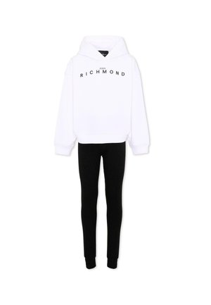 Felpa bianca con cappuccio con testo "John Richmond" sopra il petto abbinata a pantaloni neri slim, mostrata su uno sfondo bianco semplice.