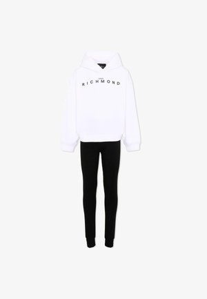 Witte hoodie met tekst "John Richmond" boven de borst, gecombineerd met strakke zwarte broek, weergegeven op een effen witte achtergrond.