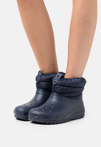 Crocs CLASSIC NEO PUFF SHORTY Snowboot/Winterstiefel