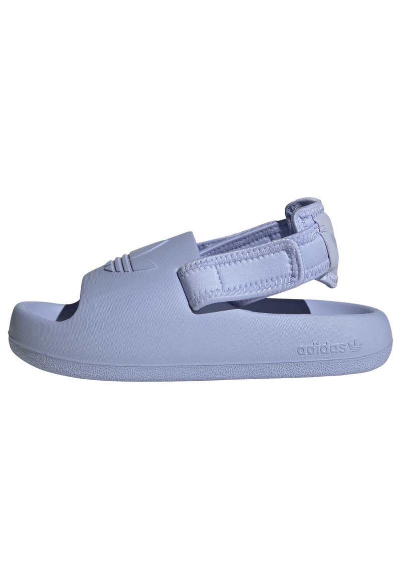 Světle fialové sandály s texturovaným páskem, otevřenou špičkou a polstrovanou podrážkou; na boku mají logo Adidas.