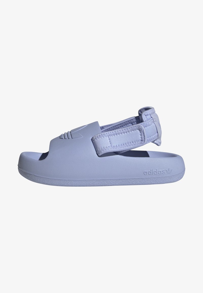 Světle fialové sandály s texturovaným páskem, otevřenou špičkou a polstrovanou podrážkou; na boku mají logo Adidas.