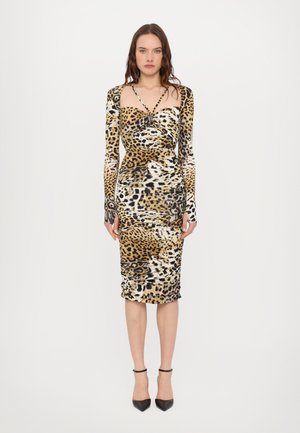 Leopardenmusterkleid mit langen Ärmeln, taillierter Silhouette, gerafftem Textur und tiefem Ausschnitt. Farbpalette umfasst Brauntöne und Creme.